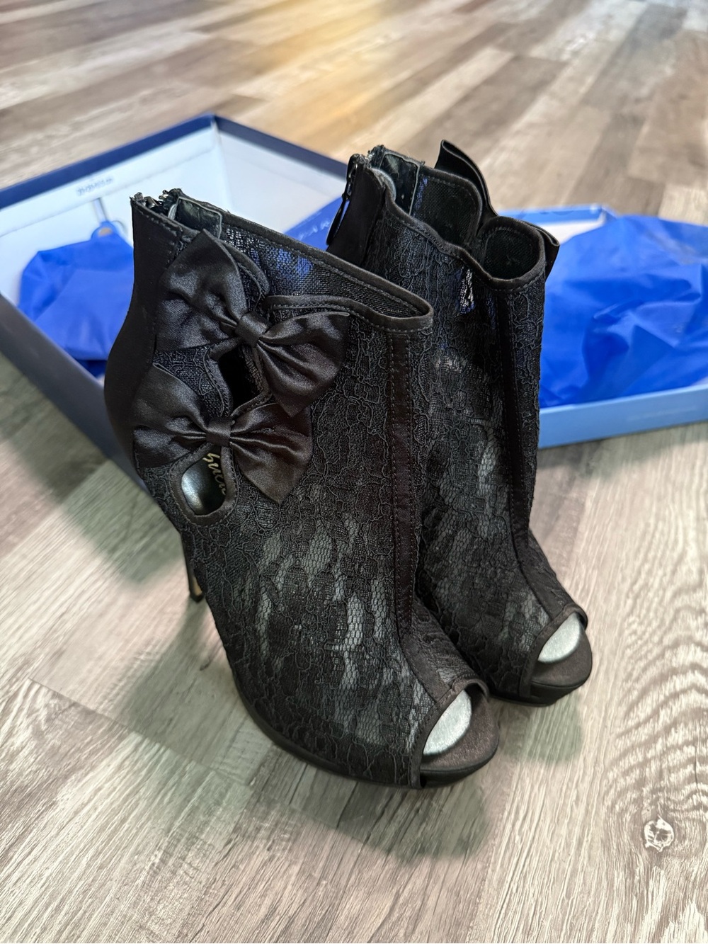 Black Lace Peep-Toe Bow Platform Ankle Booties size 6 - Picture 3 of 9